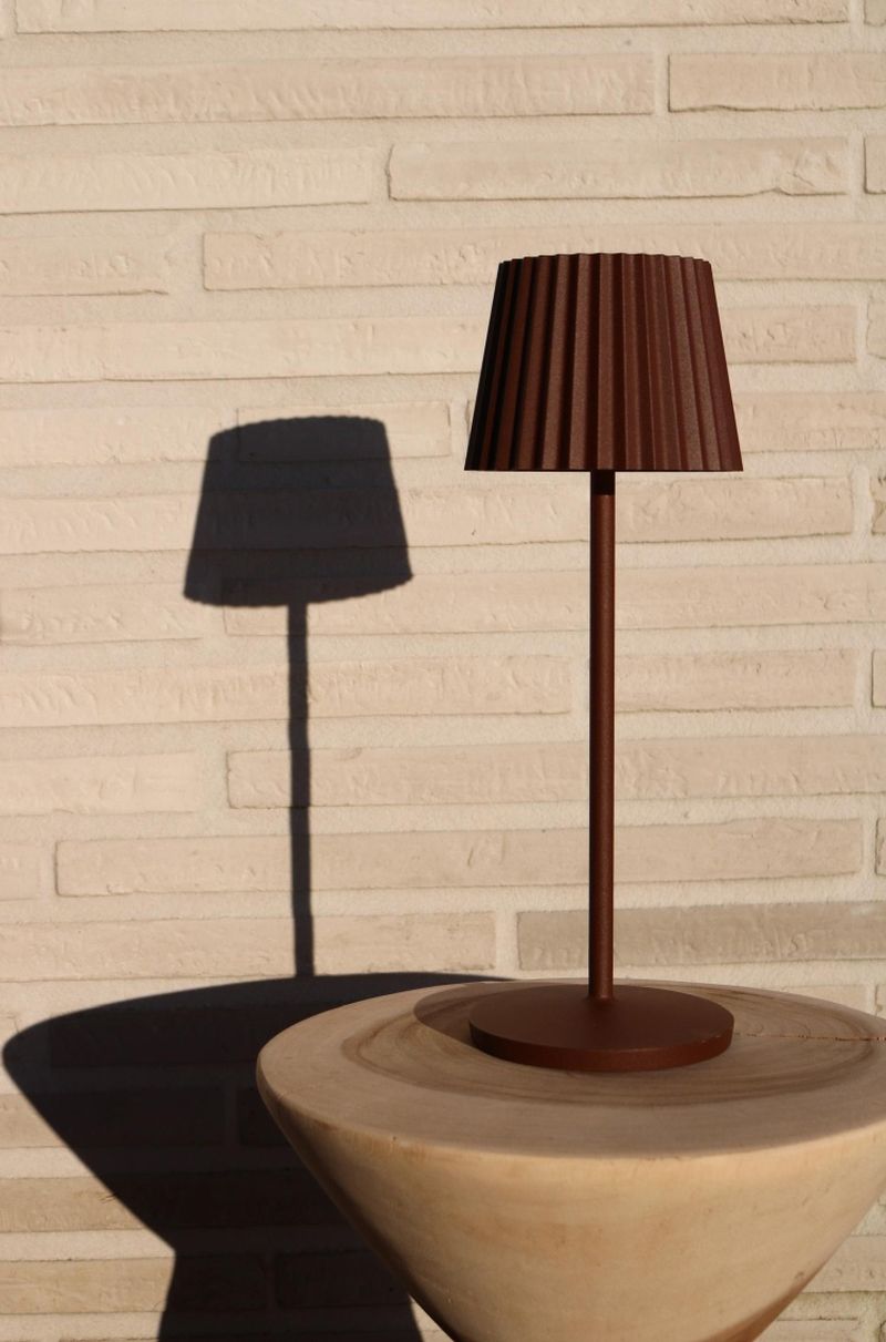 Lucide JUSTINE - Nabíjacia stolová lampa Vonkajšia - Batéria - LED Rozm. - 1x2W 2700K - IP54 - S bezdrôtovou nabíjacou podložkou - Rust Brown